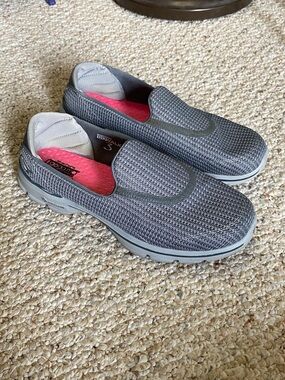 Skechers Go Walk 3 Slip-On Walking Sneakers in Gray with Pink Insole 8.5